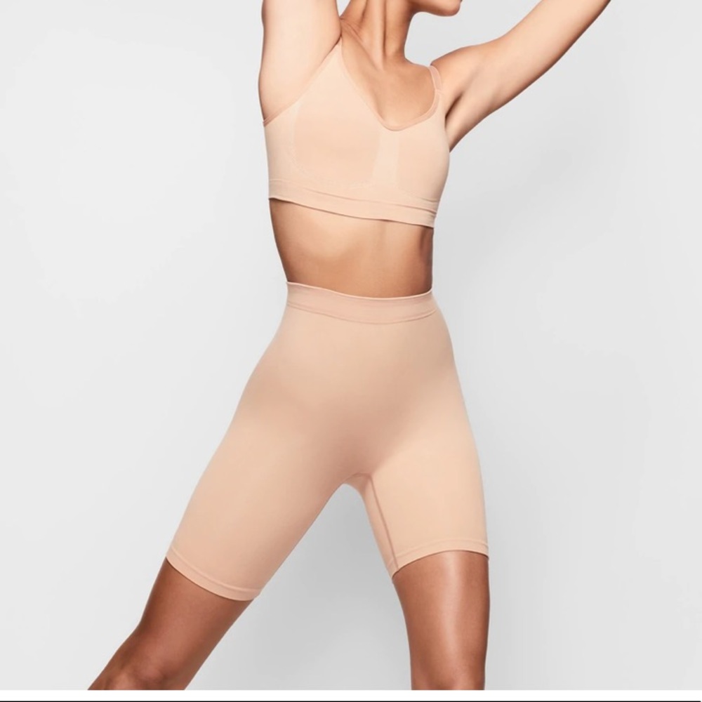 Brand new unopened box SKIMS sculpt short mid thigh w open gusset in CLAY XXS/XS